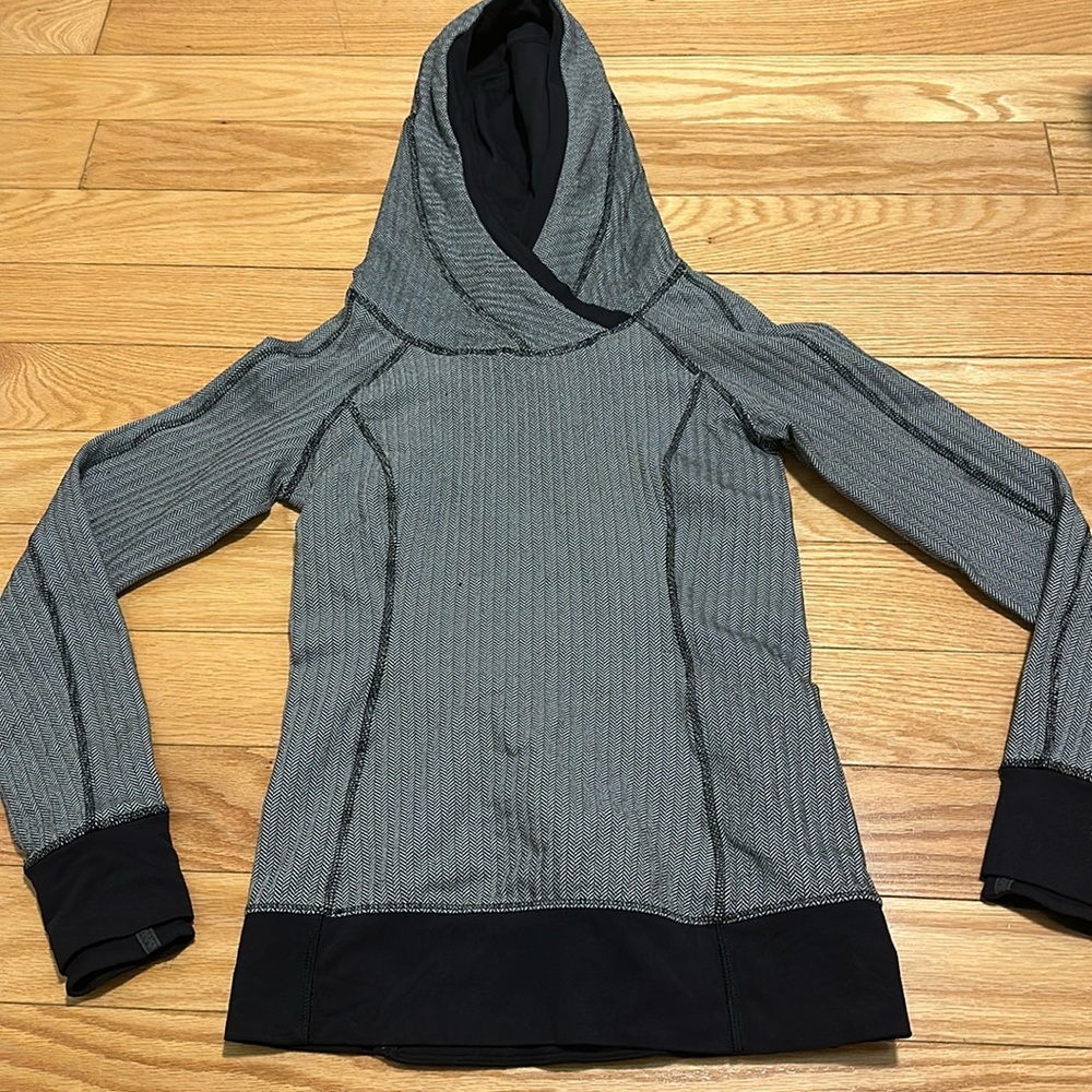 🍋Lululemon Pullover - Picture 2 of 6